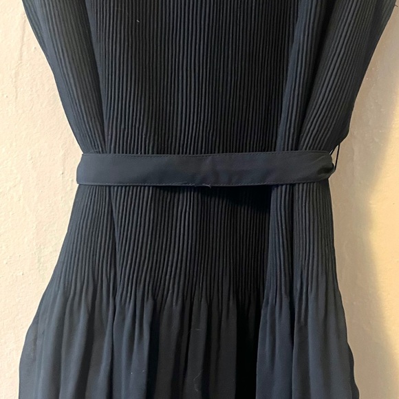 🏷️ Abercrombie & Fitch black pleated sleeveless mini dress with waist tie belt - Picture 14 of 17